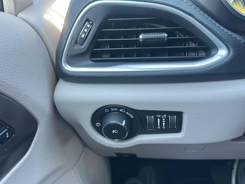 Used 2019 Chrysler Pacifica Limited FWD image 27