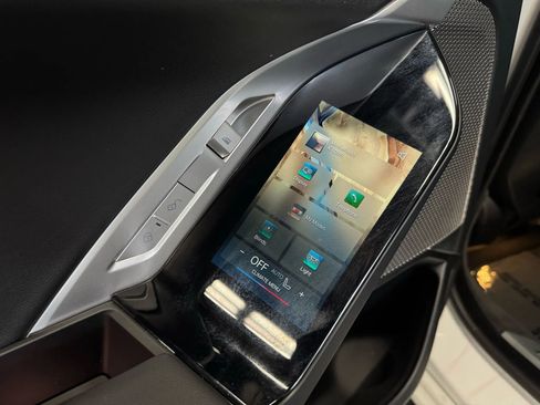 Used 2024 BMW 740i image 30