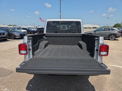 Used 2023 Jeep Gladiator Overland AWD/4WD image 9