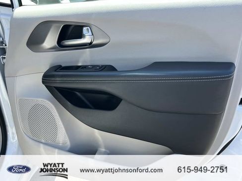 Used 2023 Chrysler Pacifica Touring-L image 24