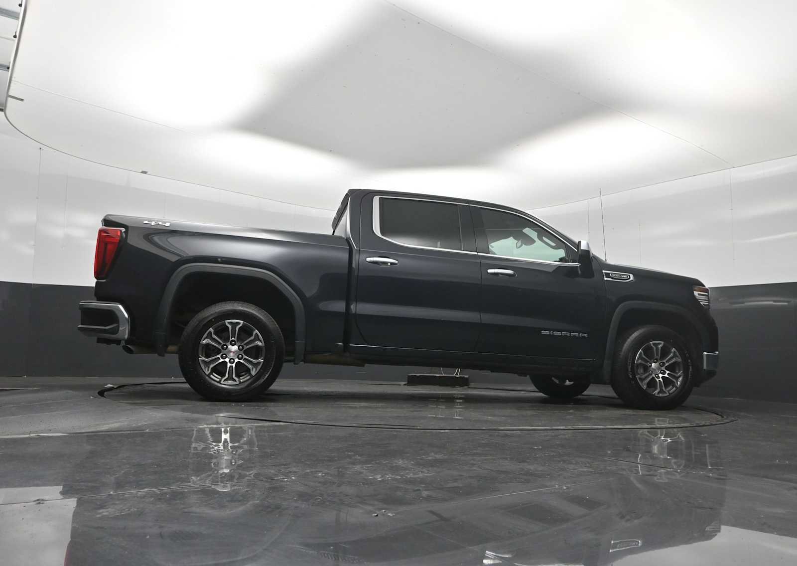 Used 2025 GMC Sierra 1500 SLT AWD/4WD image 25
