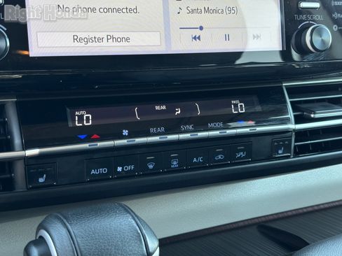 Used 2024 Toyota Sienna XLE image 27