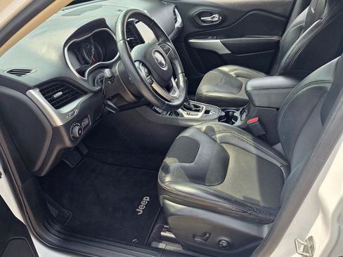 Used 2018 Jeep Cherokee Latitude Plus FWD image 6