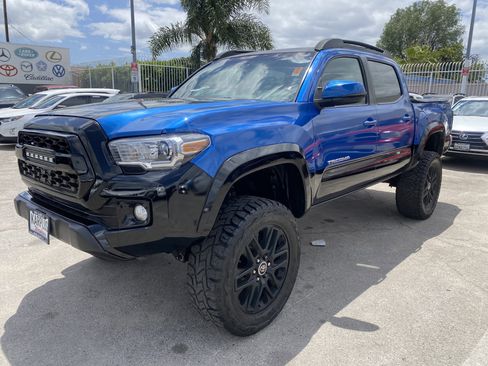 Used 2017 Toyota Tacoma TRD Off-Road AWD/4WD image 2