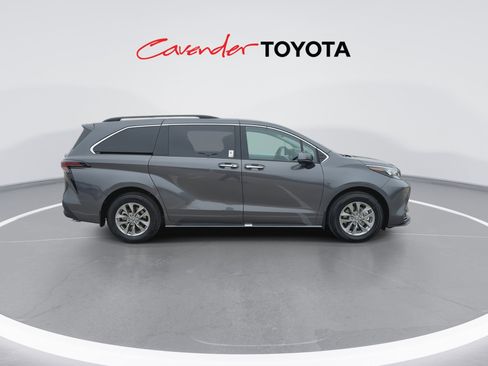 Certified 2025 Toyota Sienna XLE image 9
