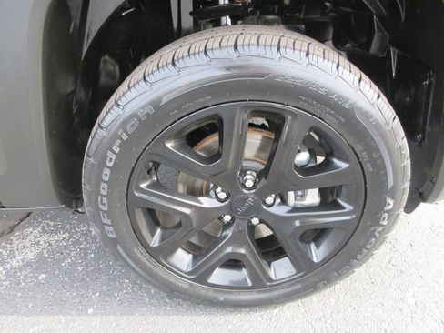 Used 2018 Jeep Renegade Altitude image 9