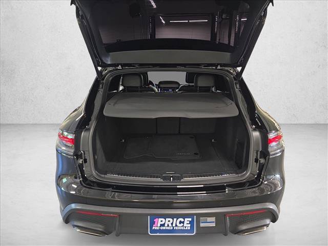 Used 2025 Porsche Macan AWD/4WD image 12