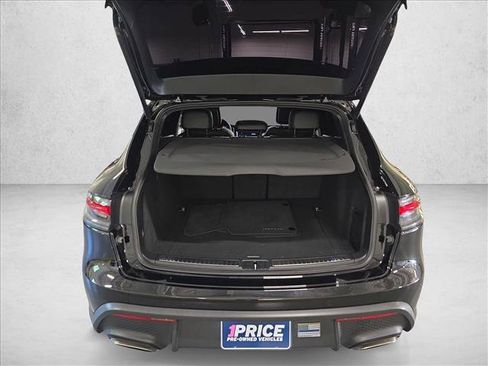 Used 2025 Porsche Macan AWD/4WD image 12