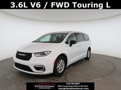 Used 2024 Chrysler Pacifica Touring-L