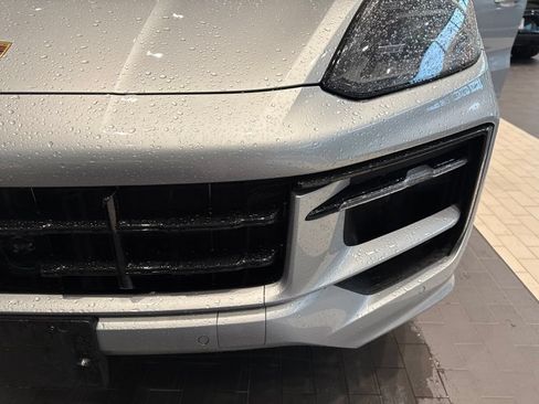Used 2025 Porsche Cayenne AWD/4WD image 19