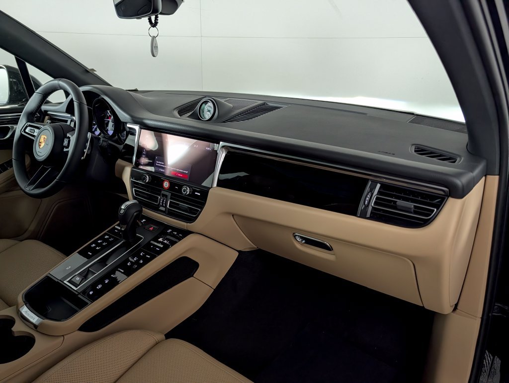 Certified 2026 Porsche Macan AWD/4WD image 19