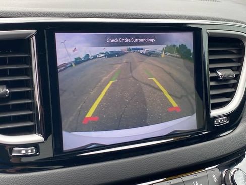 Used 2025 Chrysler Pacifica Select FWD image 11