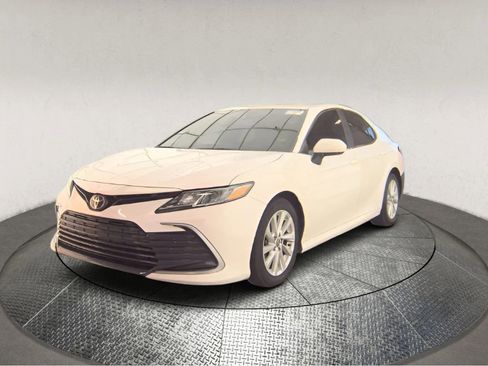Used 2022 Toyota Camry LE image 2