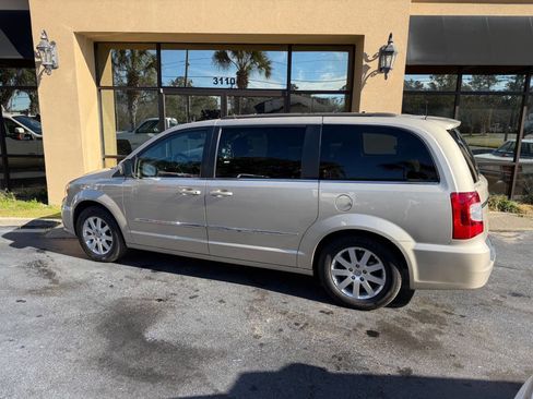 Used 2015 Chrysler Town & Country Touring image 13