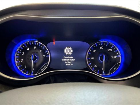Used 2024 Chrysler Pacifica Touring-L FWD image 15