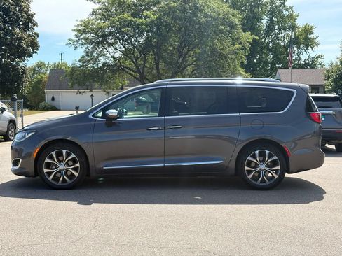 Used 2017 Chrysler Pacifica Limited FWD image 5