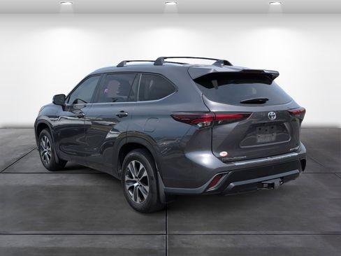 Used 2024 Toyota Highlander XLE AWD/4WD image 3