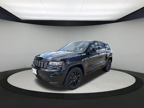 Used 2017 Jeep Grand Cherokee Altitude AWD/4WD image 3