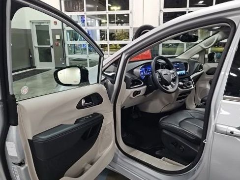 Used 2024 Chrysler Pacifica Touring-L image 10