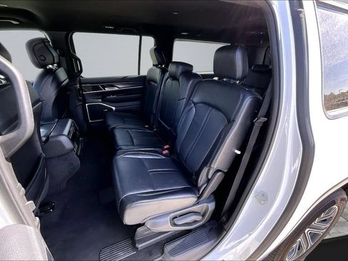 Certified 2024 Jeep Wagoneer L Series II w/ Flexible Seating Group RWD image 19