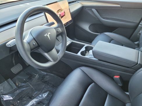 Used 2022 Tesla Model Y Long Range image 19