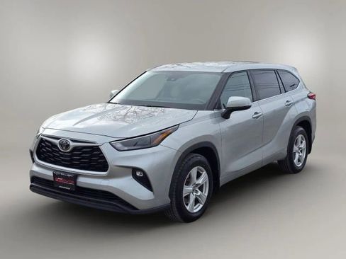 Used 2022 Toyota Highlander LE image 1