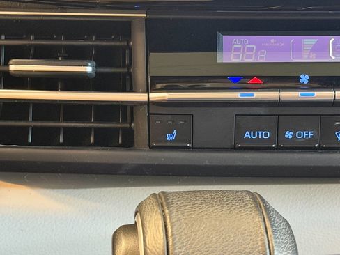 Used 2024 Toyota Sienna XLE FWD image 24
