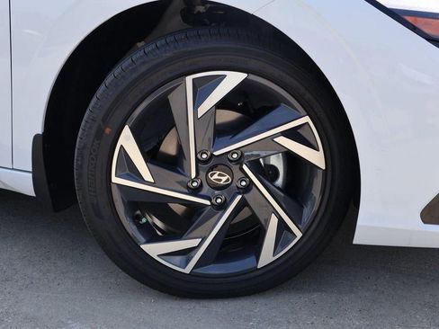 New 2025 Hyundai Elantra Limited image 17