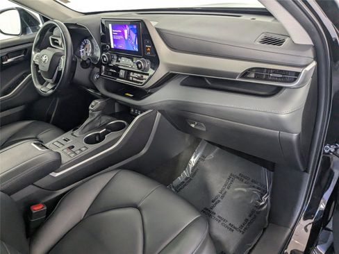 Certified 2023 Toyota Highlander XLE image 6