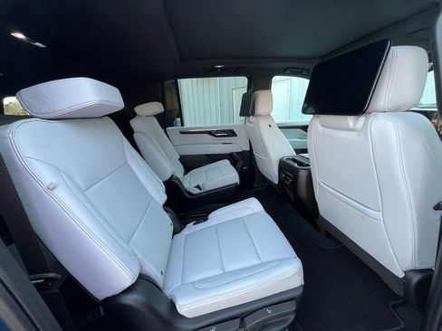 Used 2025 Chevrolet Suburban Premier AWD/4WD image 17