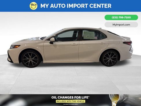 Used 2021 Toyota Camry SE image 4