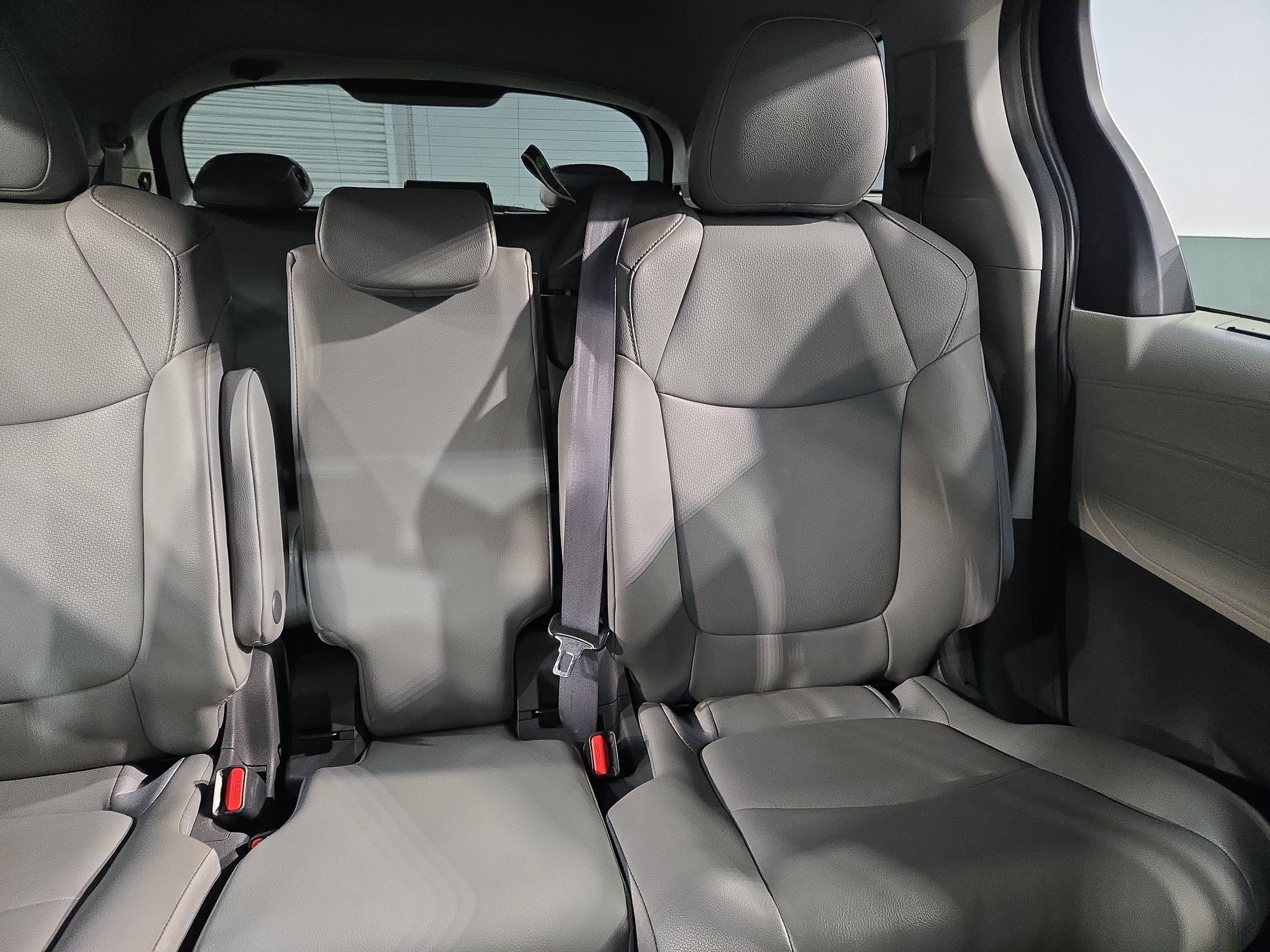 Used 2021 Toyota Sienna XLE FWD image 14