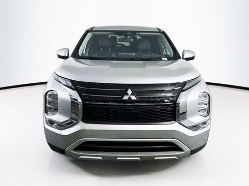 Used 2024 Mitsubishi Outlander SE FWD image 2