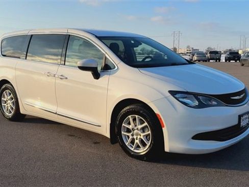 Used 2017 Chrysler Pacifica Touring image 2