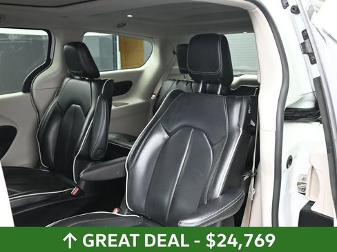 Used 2023 Chrysler Pacifica Limited FWD image 23