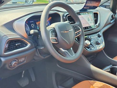 Used 2025 Chrysler Pacifica Pinnacle FWD image 9