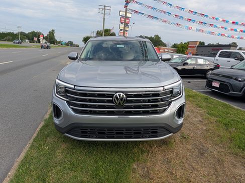 Used 2026 Volkswagen Atlas SE w/ Panoramic Sunroof Package FWD image 8