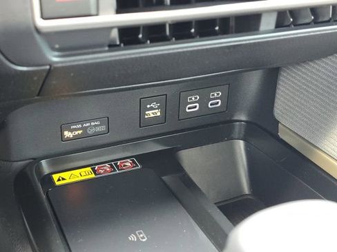 Used 2025 Toyota Camry SE image 33