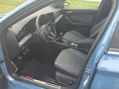 Used 2025 Volkswagen Jetta GLI Autobahn FWD image 9