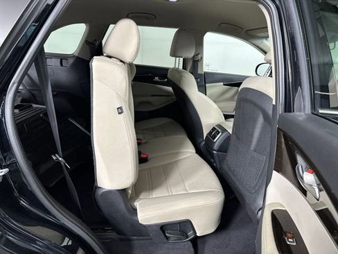 Used 2019 Kia Sorento LX image 33