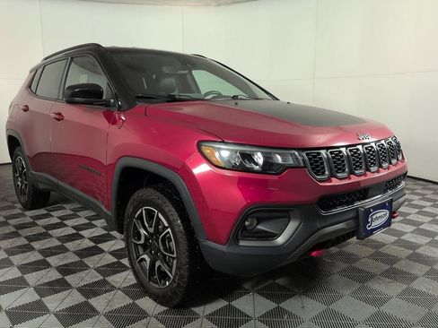Used 2025 Jeep Compass Trailhawk AWD/4WD image 3