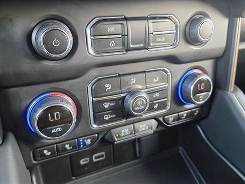 Used 2024 Chevrolet Suburban High Country w/ Advanced Technology Package image 15