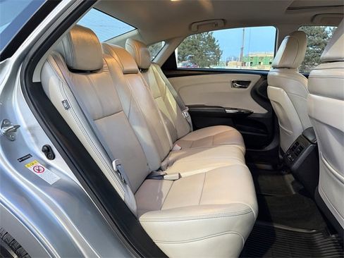 Used 2018 Toyota Avalon Limited image 17