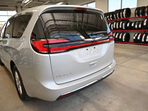 Used 2024 Chrysler Pacifica Touring-L FWD image 7