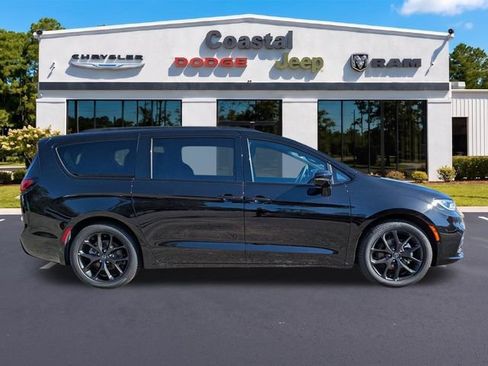 New 2026 Chrysler Pacifica Limited w/ S Appearance Package FWD image 3