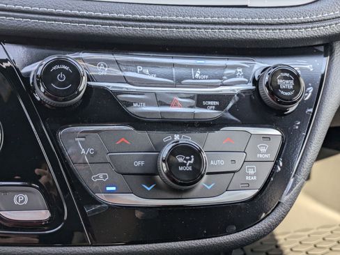 New 2026 Chrysler Pacifica Select image 15