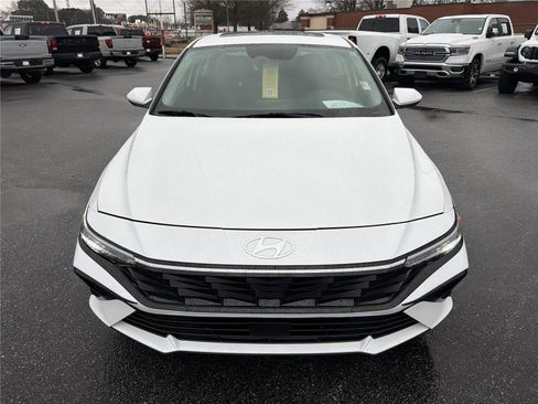 Used 2025 Hyundai Elantra SEL image 3