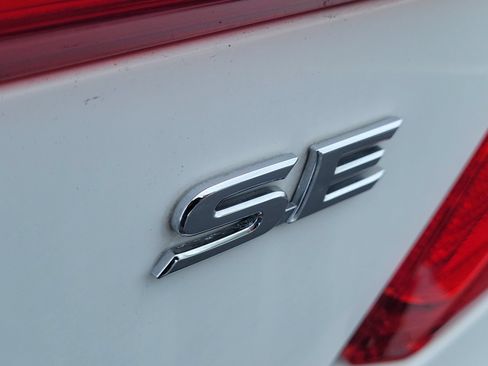 Used 2014 Toyota Camry SE w/ Moonroof Package FWD image 7