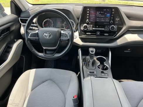 Used 2022 Toyota Highlander LE AWD/4WD image 16