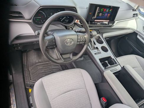 Used 2025 Toyota Sienna LE w/ LE Plus Package FWD image 13